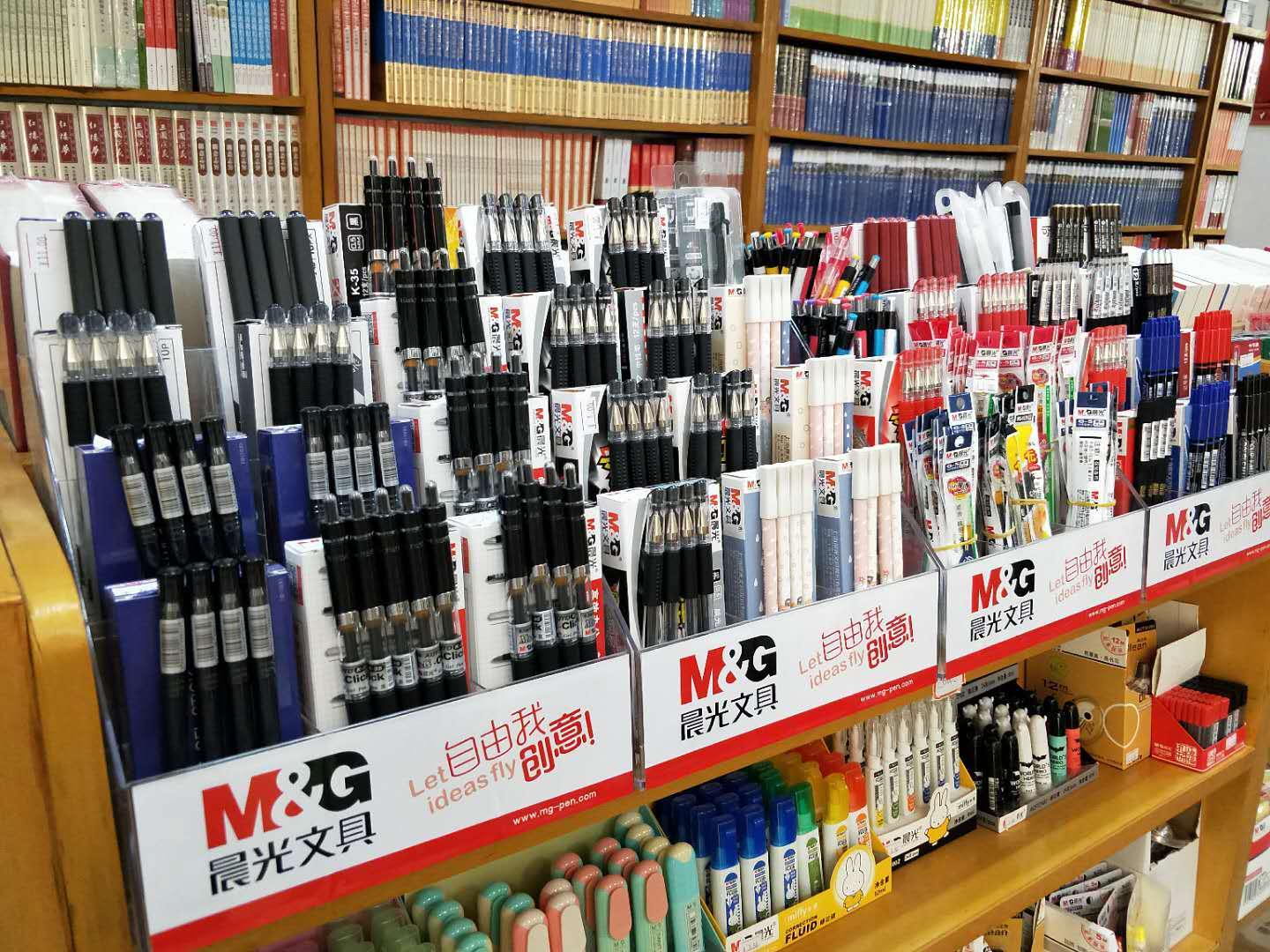 賓川新華書(shū)店文化辦公用品煥新上線(xiàn)，精美工藝品點(diǎn)亮生活